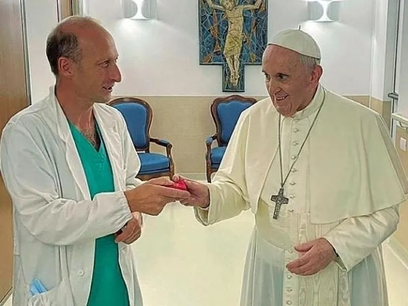 El médico del papa Francisco reveló cómo fueron los últimos minutos antes de morir: “Tenía los ojos abiertos, pero no respondía”