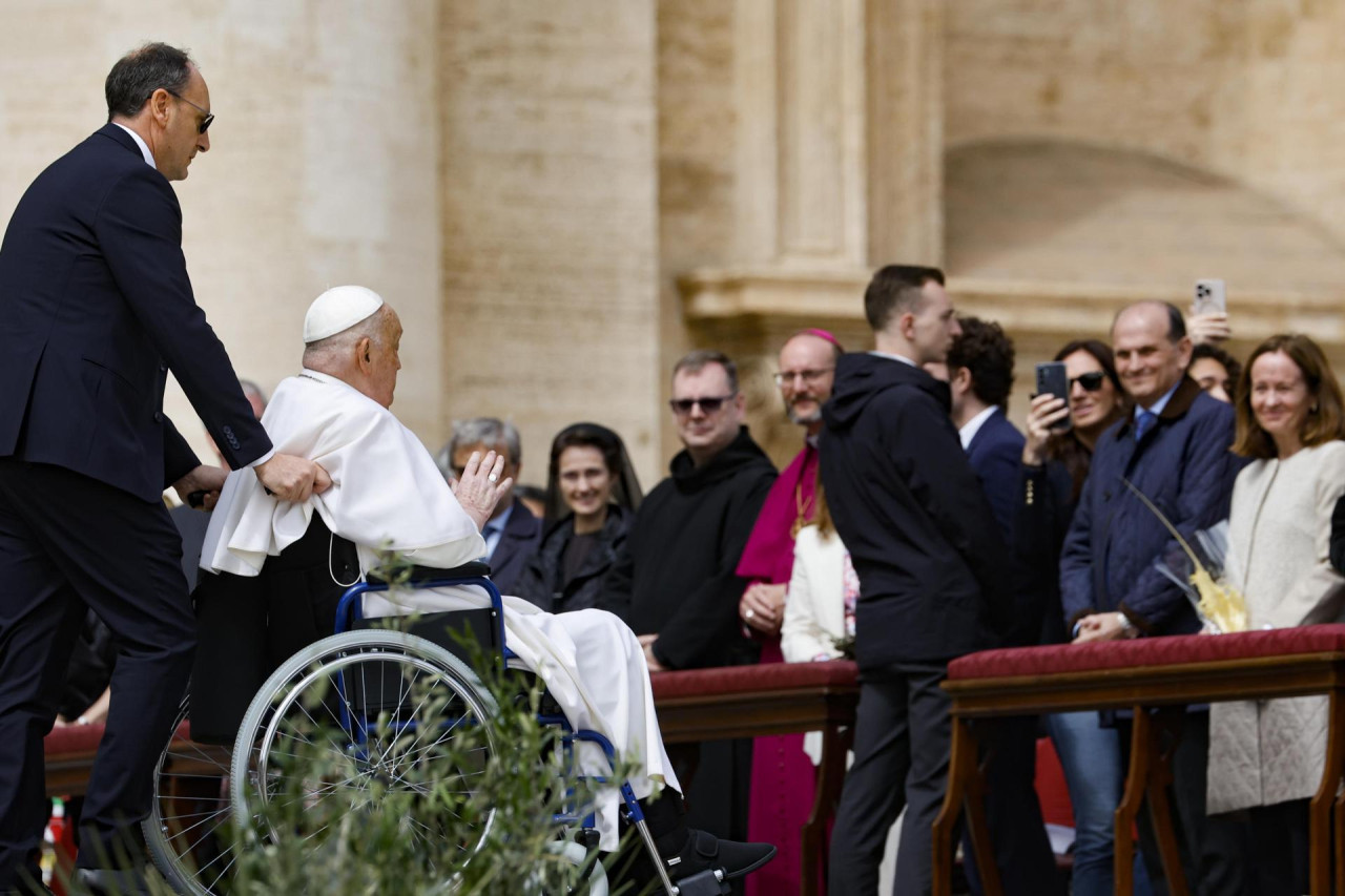 El papa Francisco salió a saludar a los fieles y pidió rezar por los pobres en la misa del Domingo de Ramos