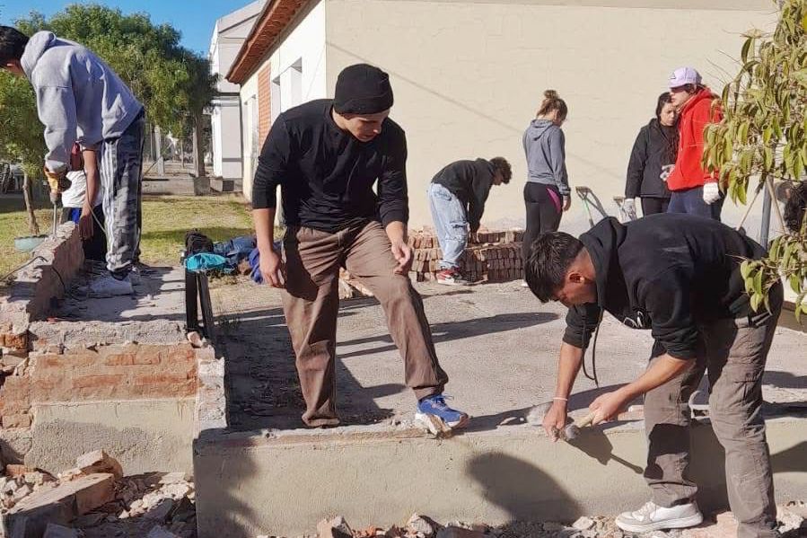 Rawson: Estudiantes de la escuela Politécnica N° 702 iniciaron trabajos en casas tuteladas para construir un invernadero