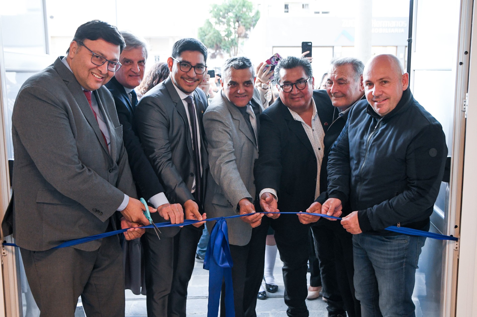 Sastre estuvo presente en la inauguración del nuevo edificio de la Iglesia Adventista del Séptimo Día