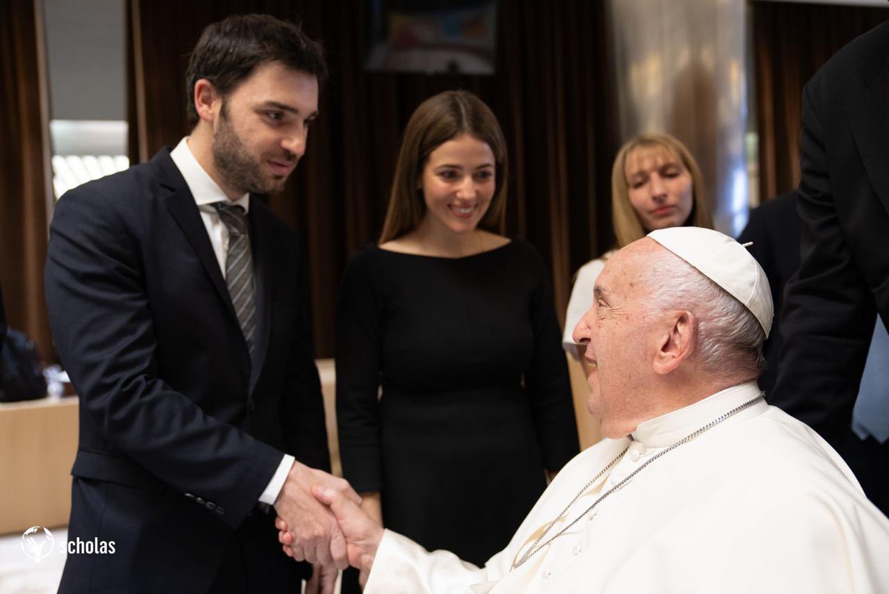 Torres lamentó la muerte del Papa Francisco y destacó su “coraje y compromiso inquebrantable con los más necesitados”