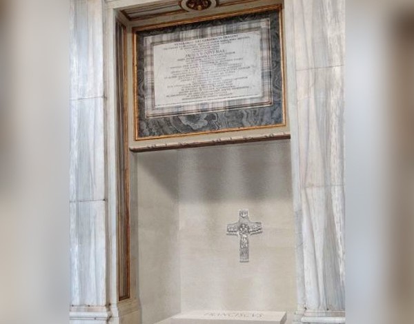 El Vaticano difundió la foto de la tumba donde descansarán los restos del papa Francisco