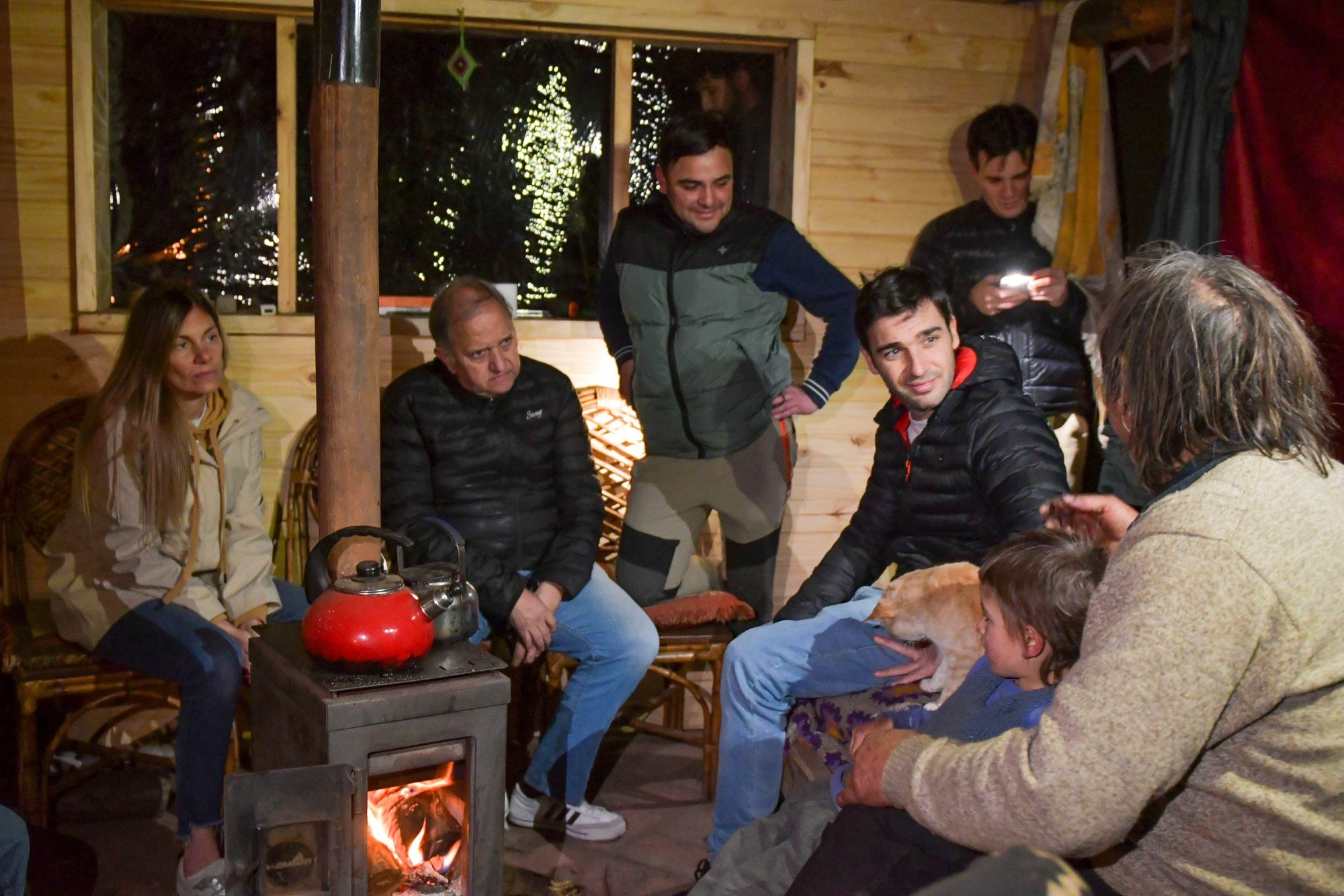 Epuyén: Torres se reunió con familias afectadas por el incendio y anunció la extensión de la ayuda provincial y asistencia a productores