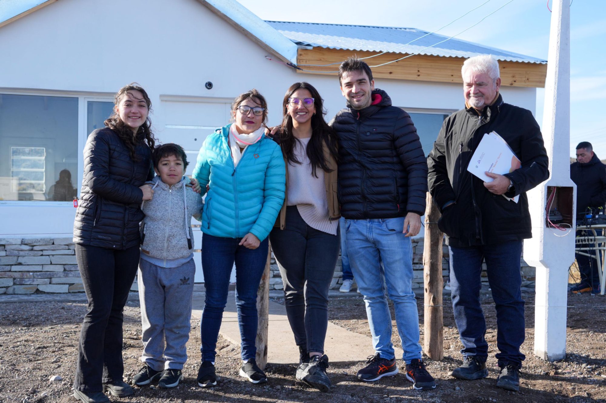 Torres entregó viviendas en Lago Blanco y destacó el trabajo articulado con intendentes y jefes comunales de toda la provincia
