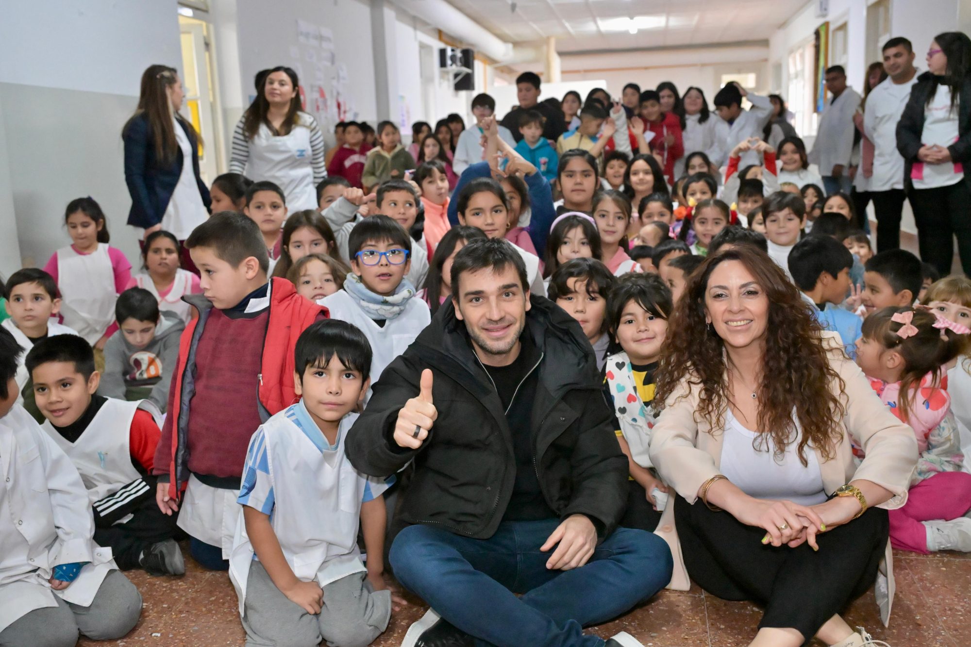 Torres encabezó la entrega de un Aula Digital Móvil, inauguró obras de infraestructura y puso en funcionamiento la primera estación de Telediagnóstico de Camarones