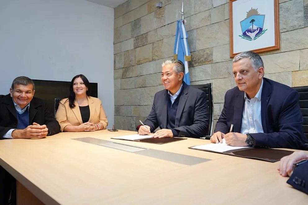 YPF donará un millón de dólares anuales durante 2025, 2026 y 2027 para el financiamiento de las becas Gregorio Álvarez