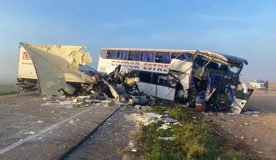 Impactante choque entre un camión y un micro en la Ruta 3: Hay cuatro muertos y 16 heridos