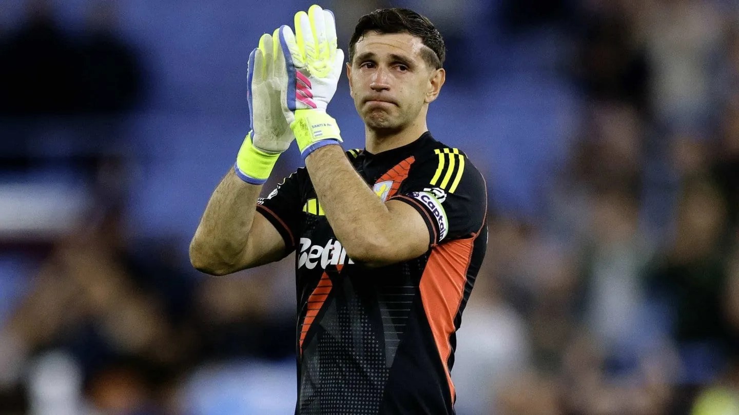 Dibu Martínez recibió ofertas del Barcelona y del Manchester United y es inminente su salida del Aston Villa