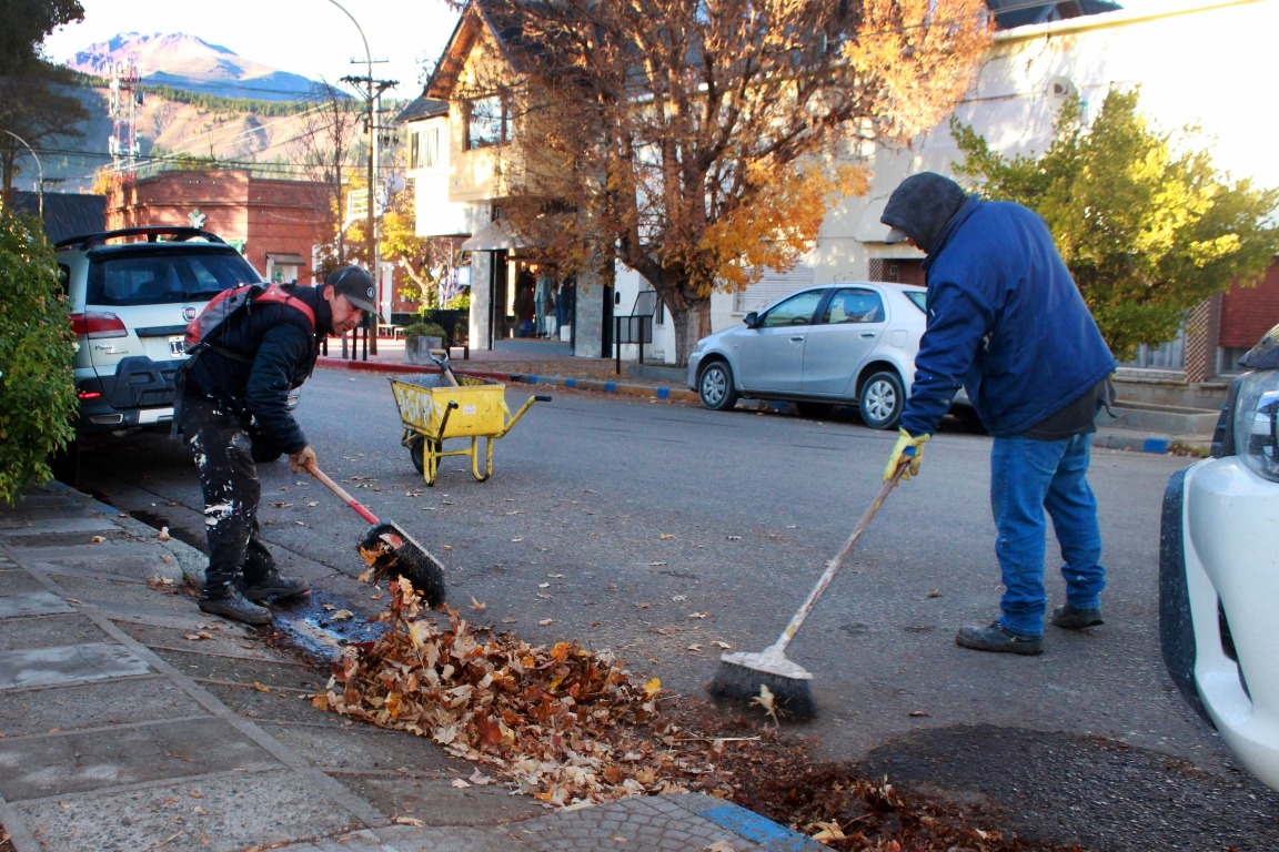 Esquel: El municipio intensifica trabajos de limpieza de desagües pluviales