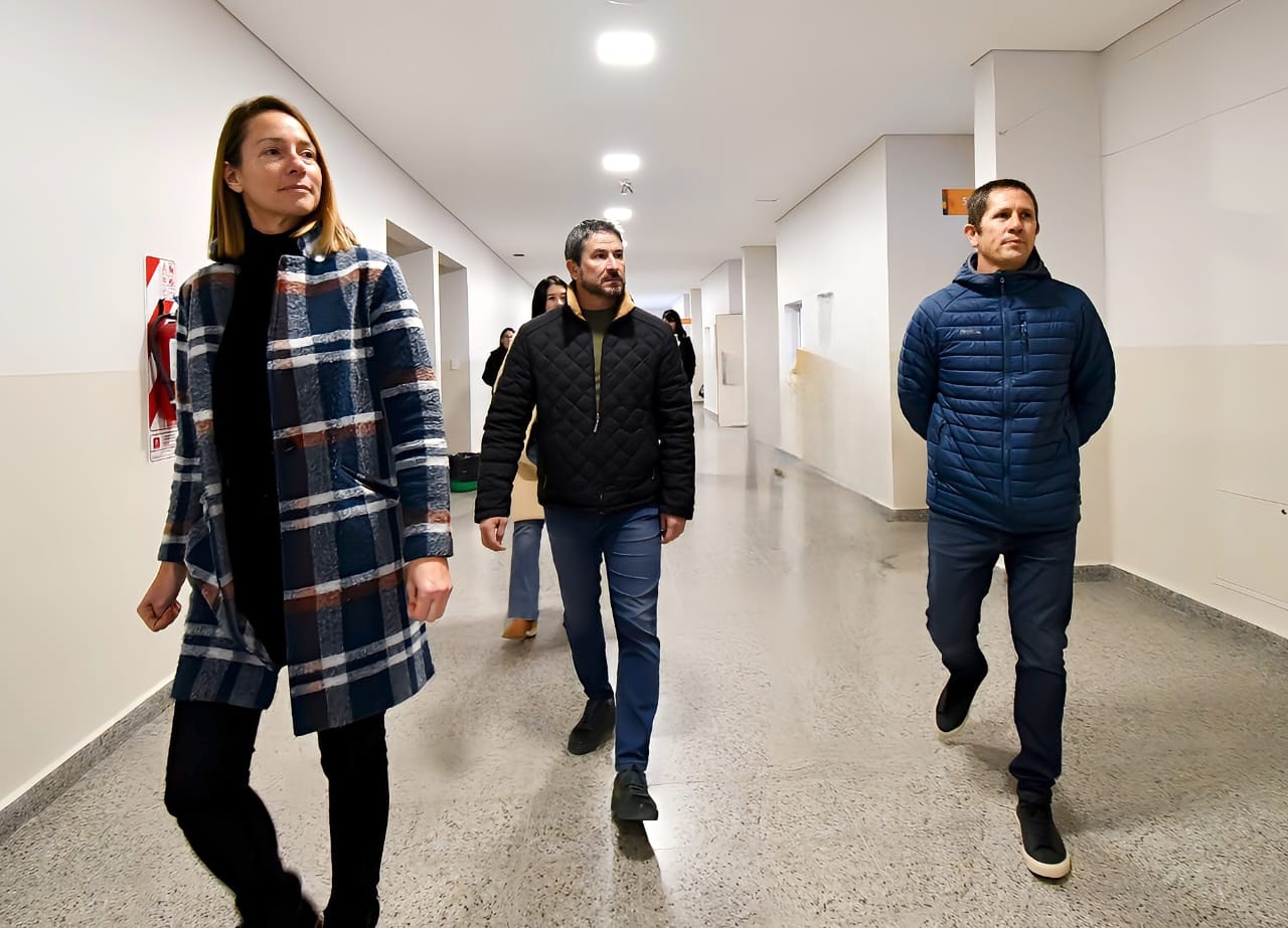 Merino visitó la Escuela Nueva y dialogó con autoridades, familias y docentes sobre proyectos conjuntos