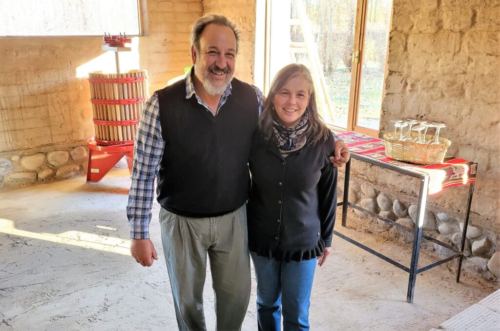 Cielos de Gualjaina, el viñedo que soñaron dos docentes y que nació hace 15 años con técnicas agroecológicas y ancestrales  