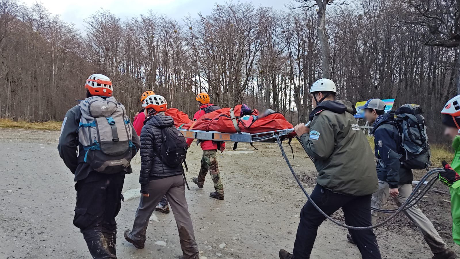 Asistieron a una mujer que se había lesionado cuando descendía de una montaña en Laguna Esmeralda
