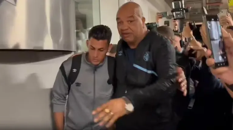 Cristian Pavón fue detenido en Brasil acusado de escupir a un policía tras la eliminación del Gremio