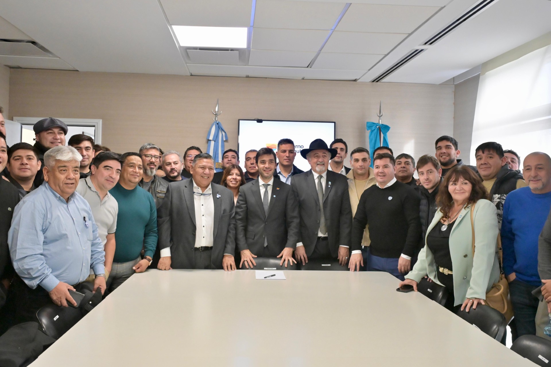 Torres, empresas petroleras y sindicatos de Chubut se encolumnaron para pedirle a Nación la eliminación de los derechos de exportación