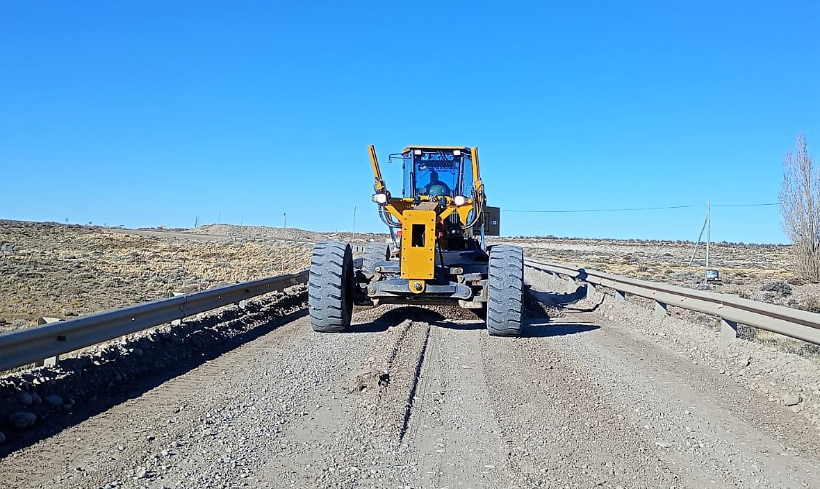 Vialidad Nacional realiza el mantenimiento de la Ruta Nacional 260 hacia Lago Blanco y el límite con Chile