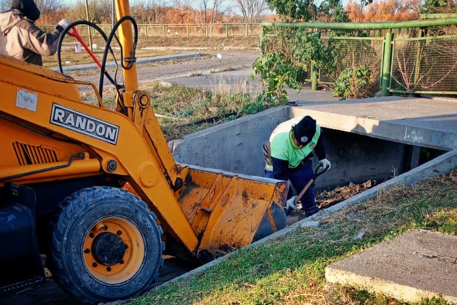 La Municipalidad de Rawson refuerza el mantenimiento de pluviales ante la llegada del invierno