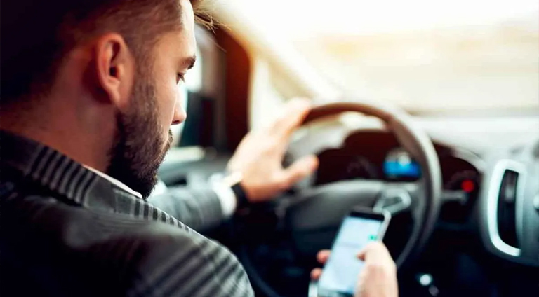Un informe confirmó que el uso del celular mientras se conduce es la principal causa de accidentes