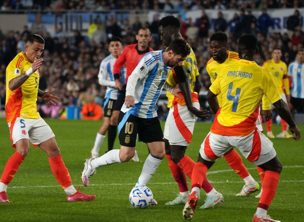 Con diez jugadores, la Selección argentina igualó ante Colombia por las Eliminatorias Sudamericanas