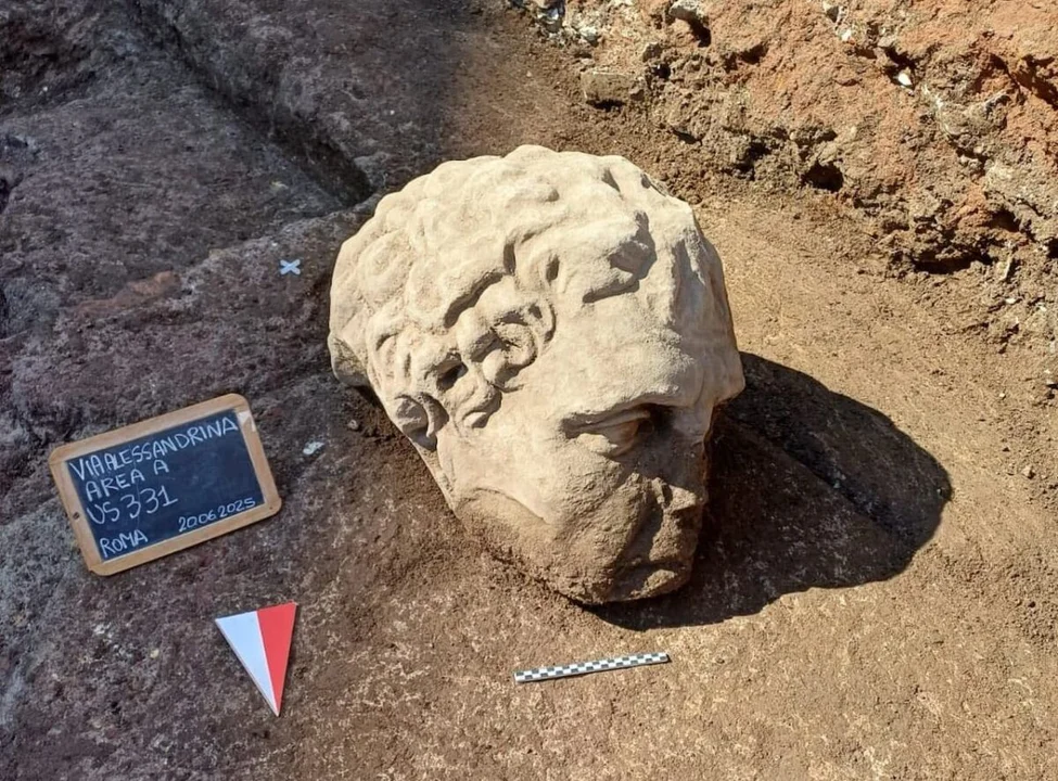 Hallan una imponente cabeza de mármol durante excavaciones en el centro de Roma