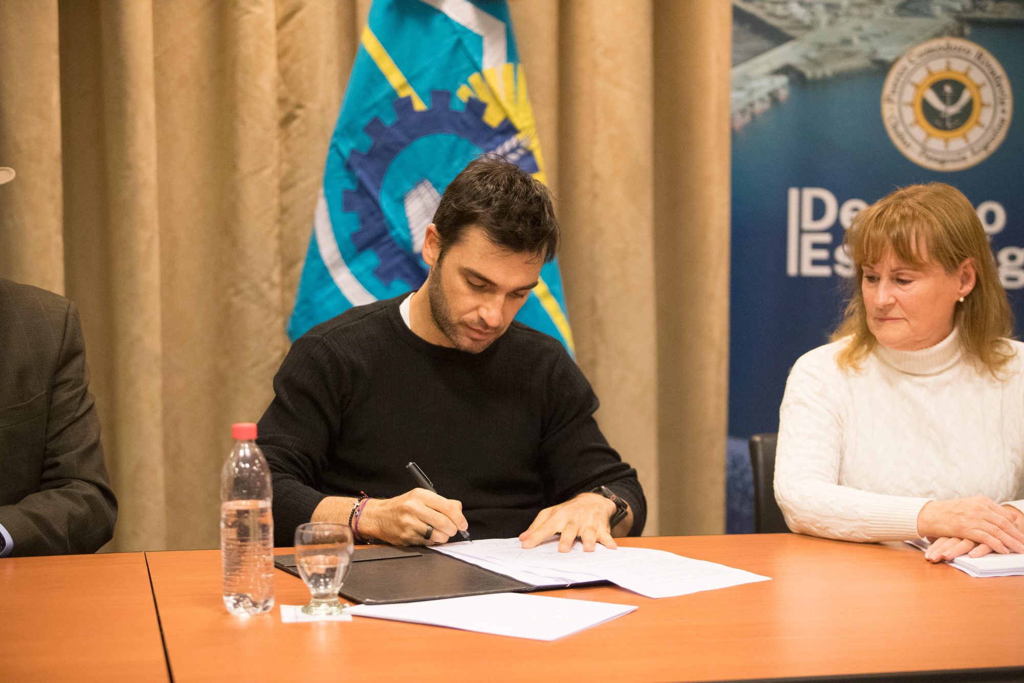 Torres encabezó la firma del contrato de concesión para la reactivación del astillero en el Puerto de Comodoro Rivadavia