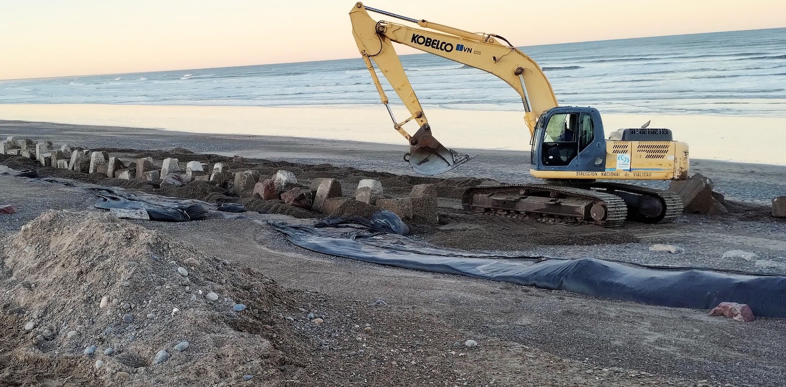 Vialidad Nacional aporta maquinaria vial pesada para trabajos contra la erosión costera en Playa Unión
