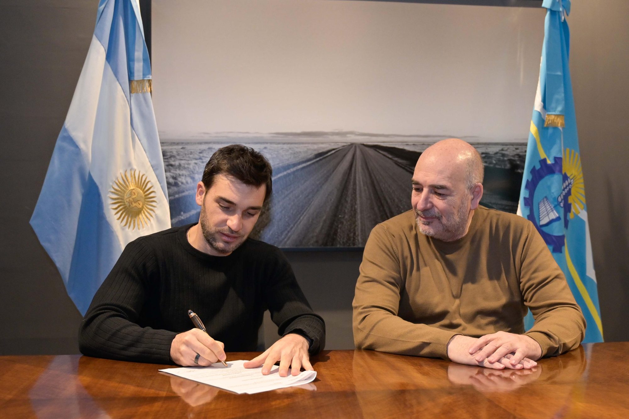 Torres firmó el decreto convocando a la ciudadanía a votar la eliminación de los fueros el próximo 26 de octubre