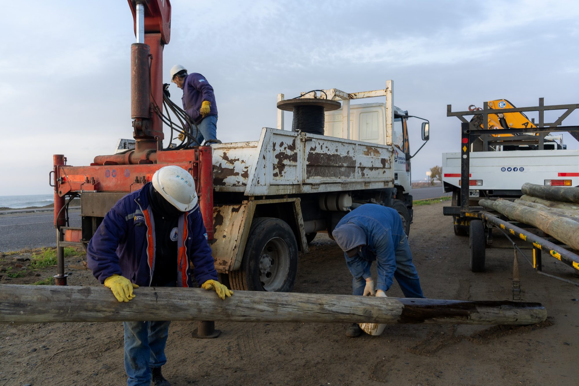 La Cooperativa de Rawson coloca las luminarias que fueron arrasadas por la marejada en Playa Unión