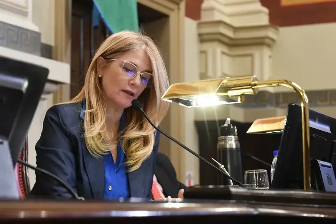 Atornillados al poder: Dieron media sanción a la reelección indefinida en la Legislatura bonaerense tras el voto de Magario que tuvo que desempatar