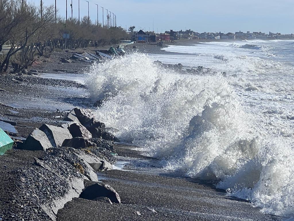Provincia desarrolla un dispositivo de contención ante la marejada registrada en Playa Unión