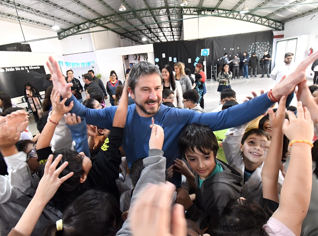 Compromiso cumplido: Merino entregó juegos nuevos para la Escuela 189 del barrio Etchepare