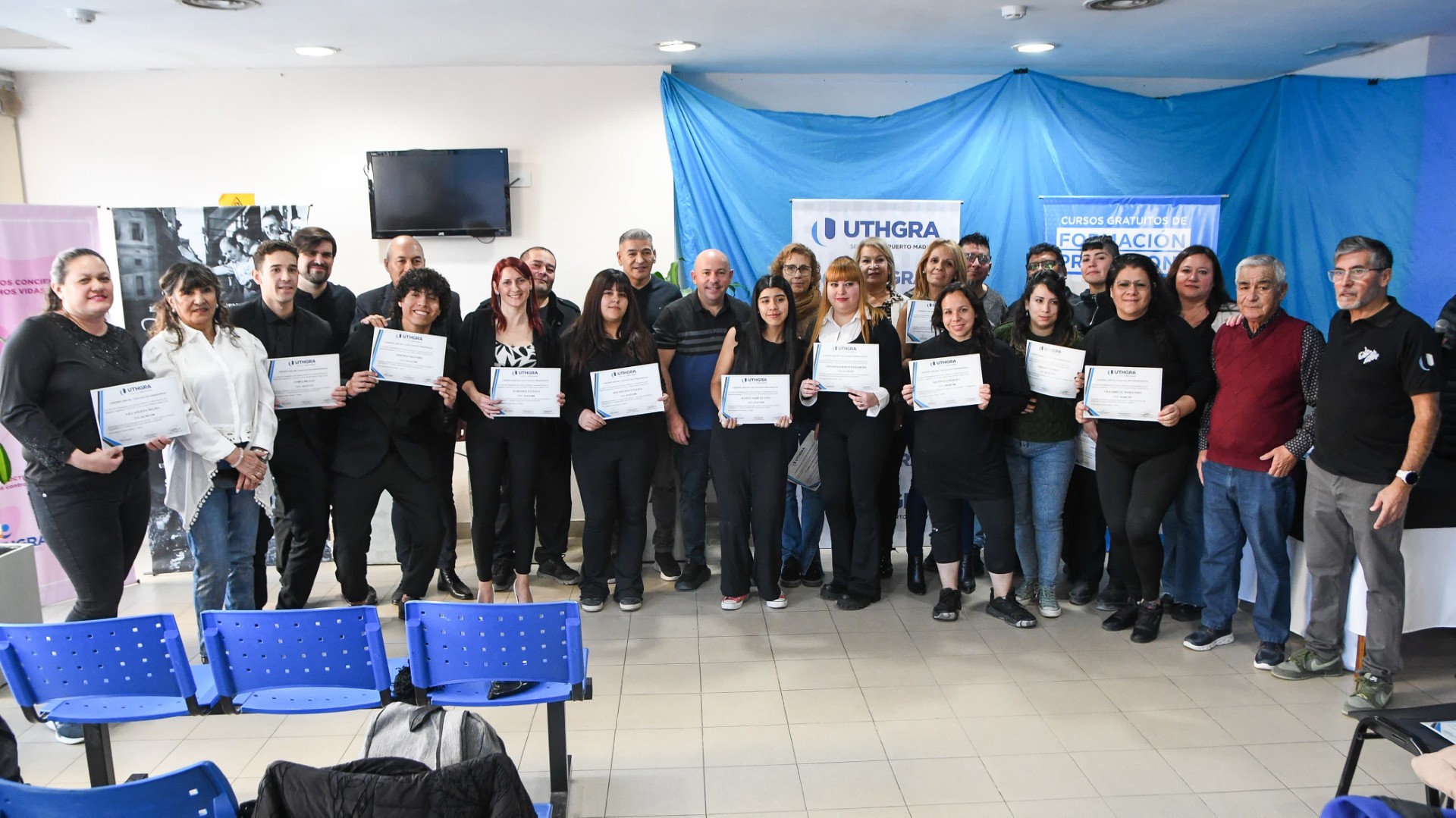 Sastre entregó certificados a quienes se capacitaron en gastronomía, hotelería y turismo