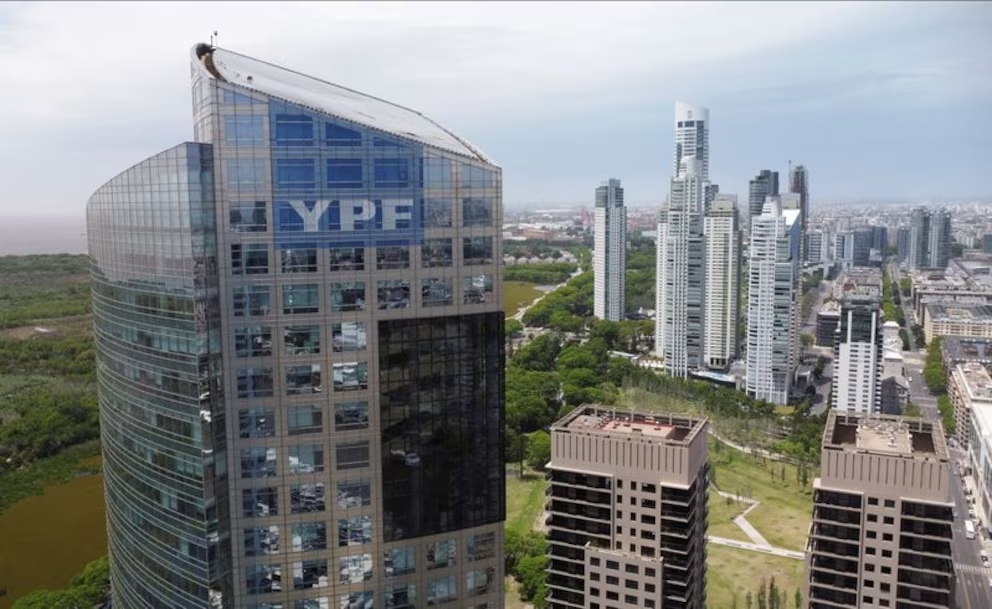 Argentina presenta esta semana un escrito para mantener la suspensión de la entrega de acciones de YPF