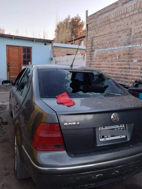 Ataque de furia en Trelew: Su ex no lo atendió y destrozó el auto de quien fue su suegra