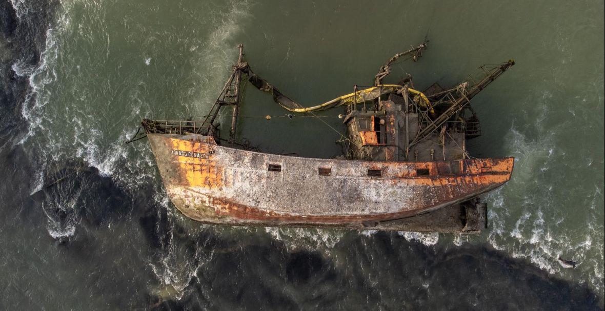 Torres confirmó que reflotarán un buque que permanece abandonado en el río Chubut hace nueve años