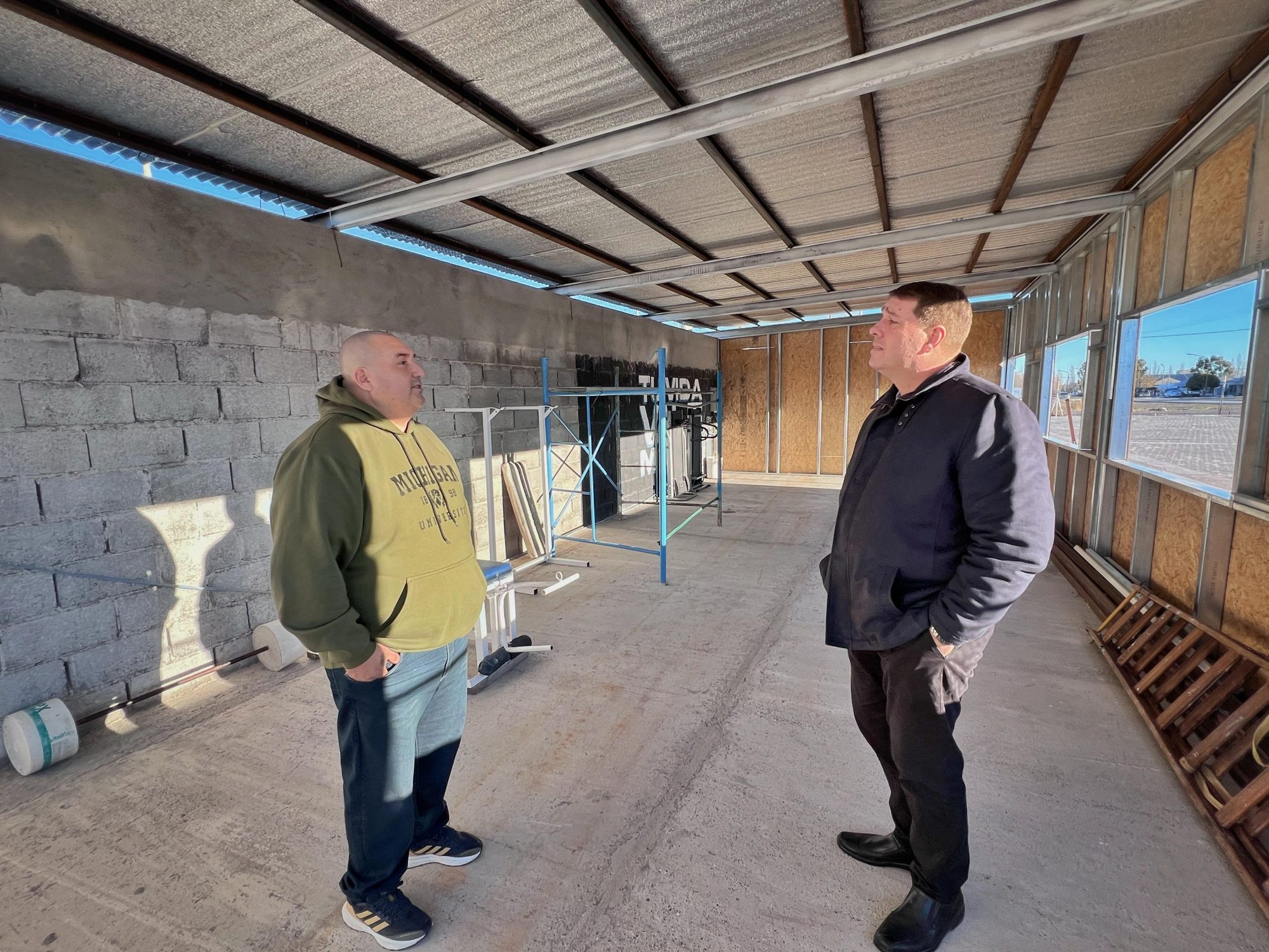 Biss recorrió los avances en obras del Club Social y Deportivo Roca en Rawson