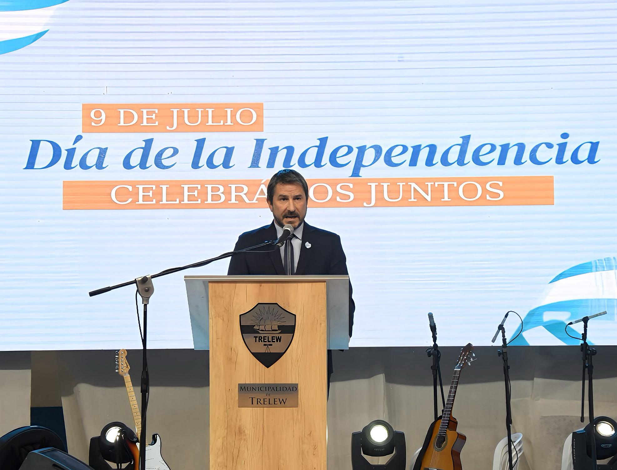 “Trelew se puso de pie, con raíces y futuro”, dijo Merino en el acto por el Día de la Independencia
