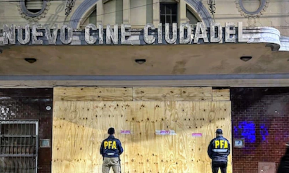 Allanaron un cine porno y detuvieron a los dueños por presunta explotación sexual