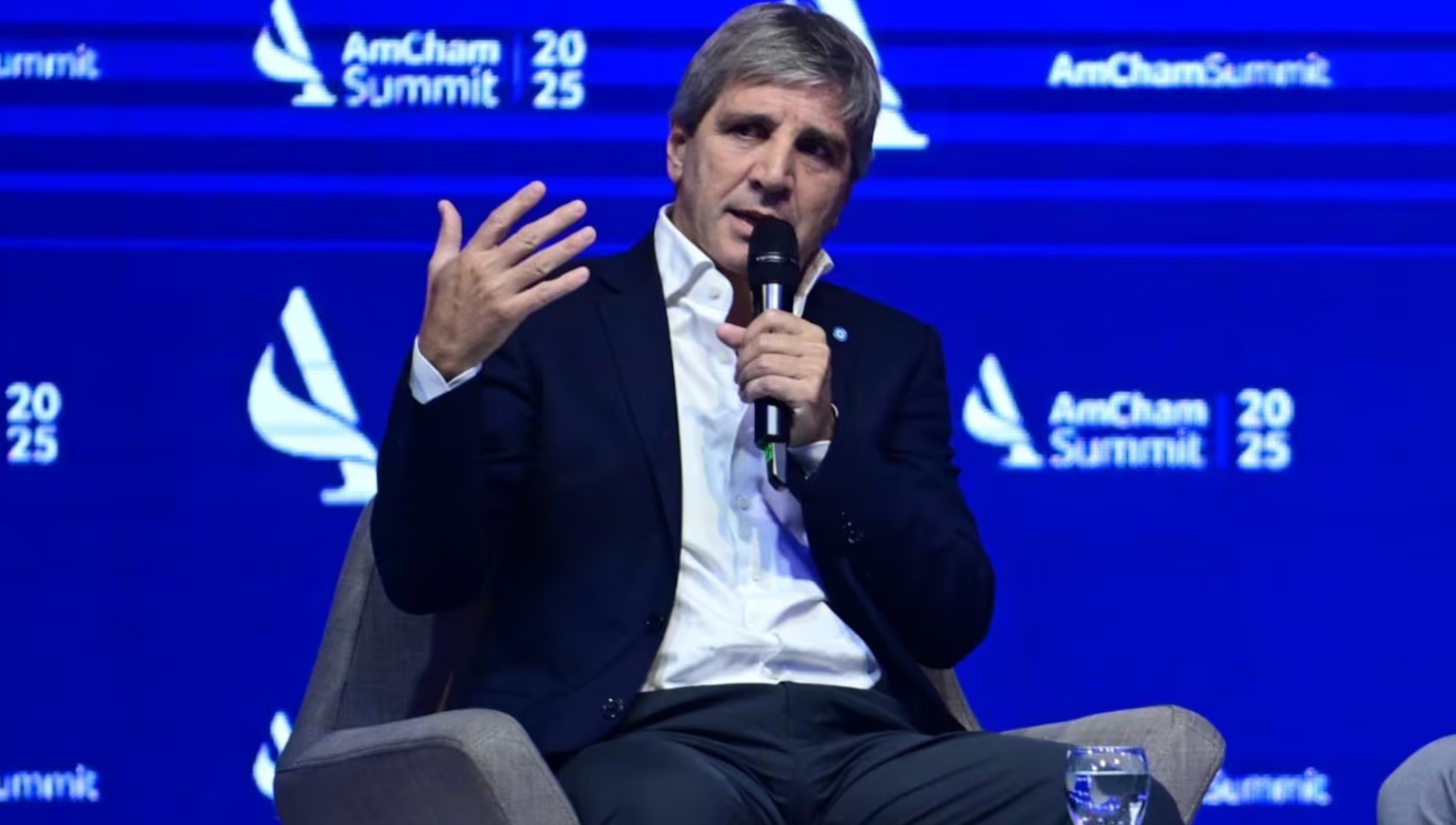 El Gobierno postergará al menos hasta 2026 la salida del cepo para empresas por la escasez de dólares