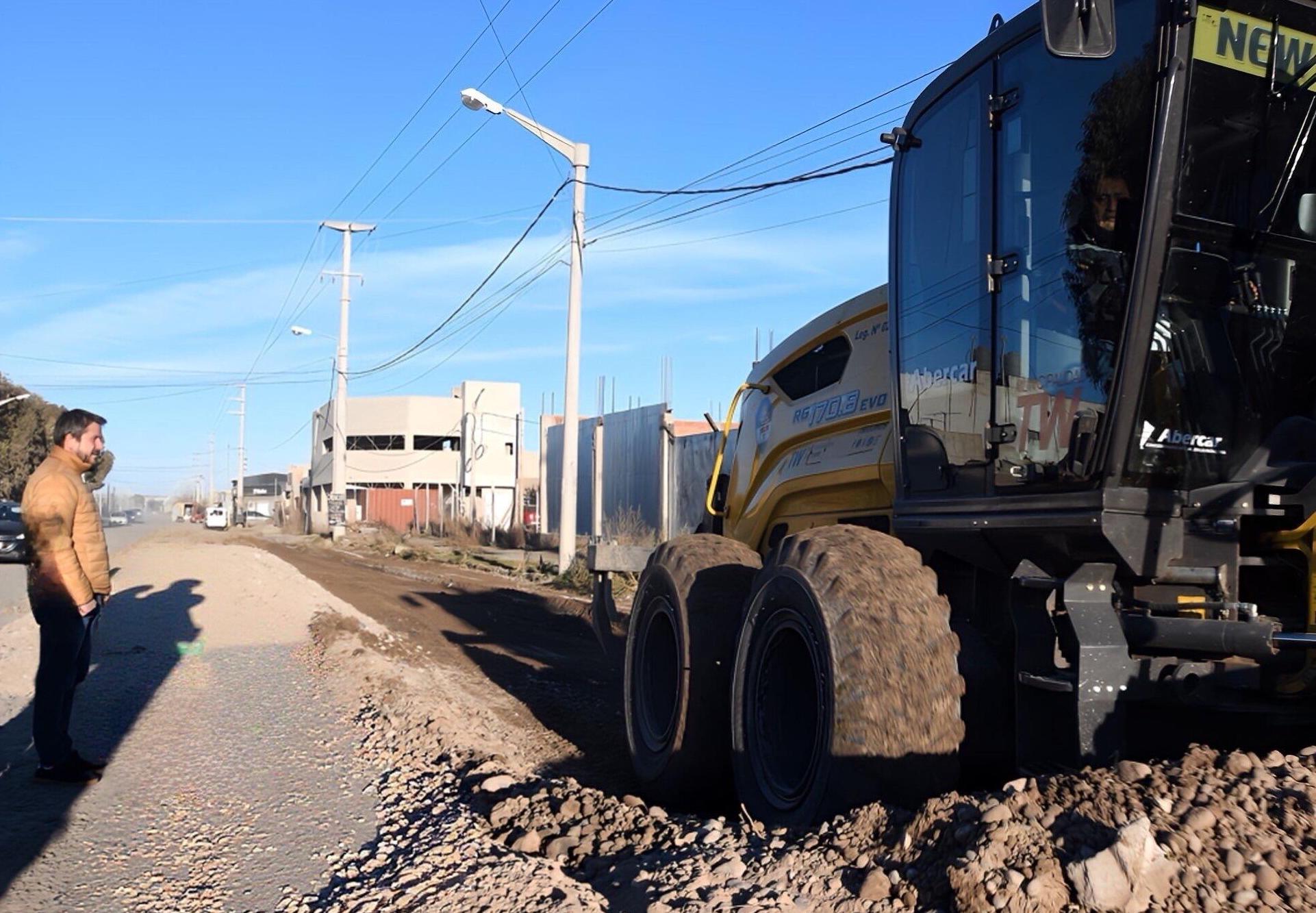 Realizan trabajos de enripiado sobre calle clave que conecta el oeste con el centro de Trelew: “Se hace un gran esfuerzo, con manejo ordenado de los recursos”, dijo Merino