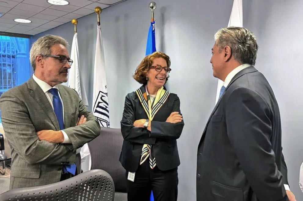 Figueroa presentó al Banco Mundial los proyectos para pavimentar rutas escénicas