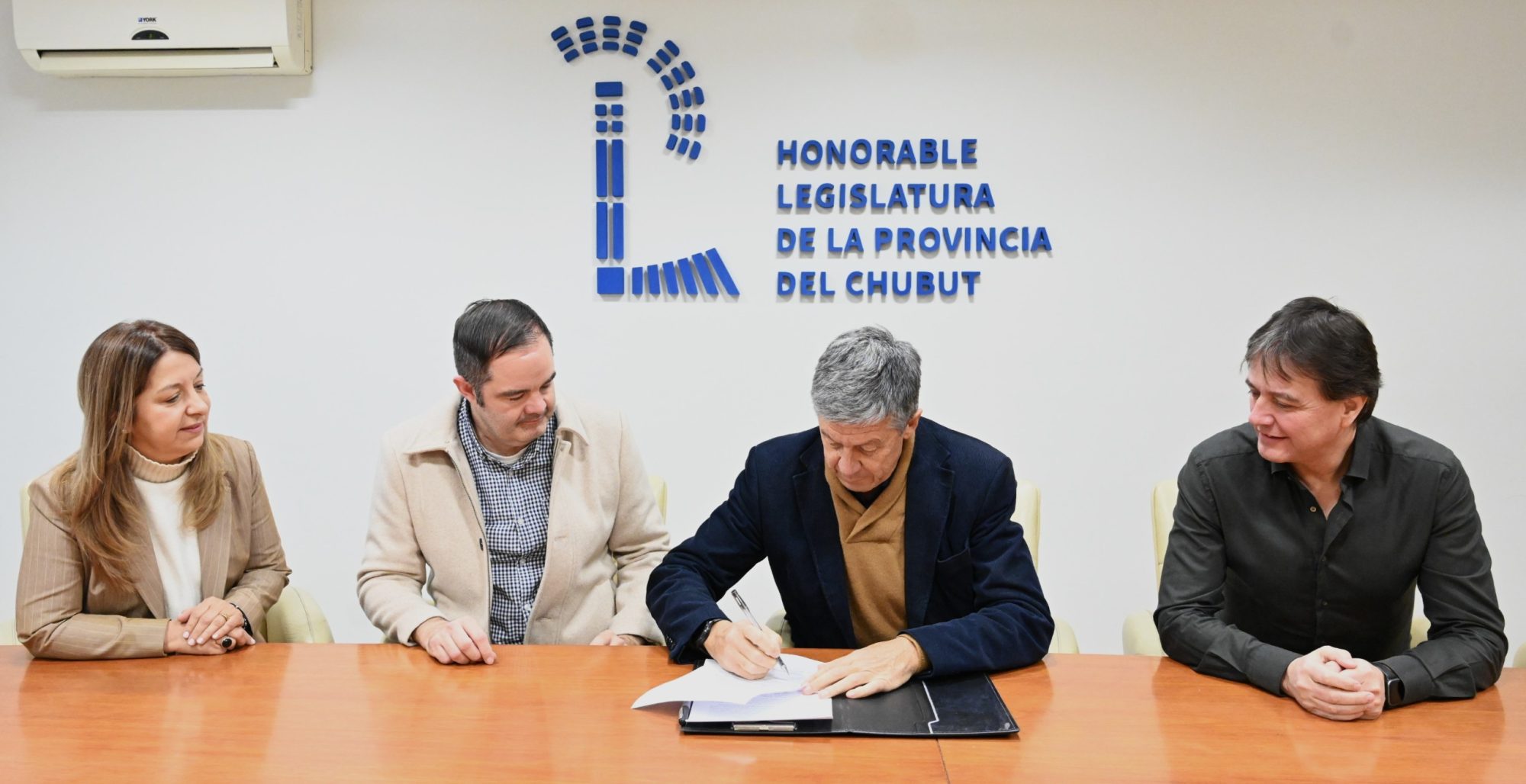 La Legislatura firmó un convenio con la Asociación de Derecho Administrativo del Chubut para realizar nuevas capacitaciones