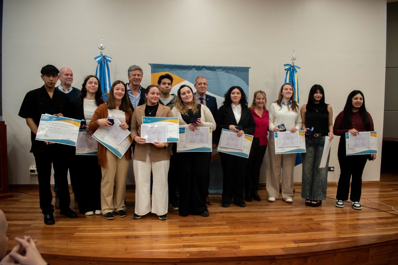 Chubut reconoció excelencia educativa de alumnos formados en escuelas secundarias de la provincia