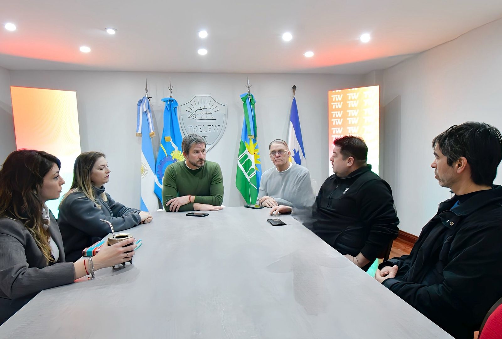 Merino acompaña a trabajadores de Vialidad Nacional y gestionará apoyo para sus familias