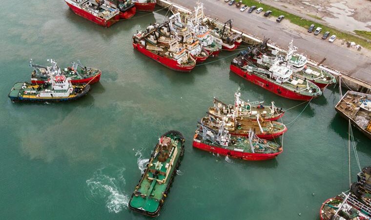 Pesca: Congeladores cerraron acuerdo en los básicos y se levanta el paro, pero sigue el conflicto con los tangoneros
