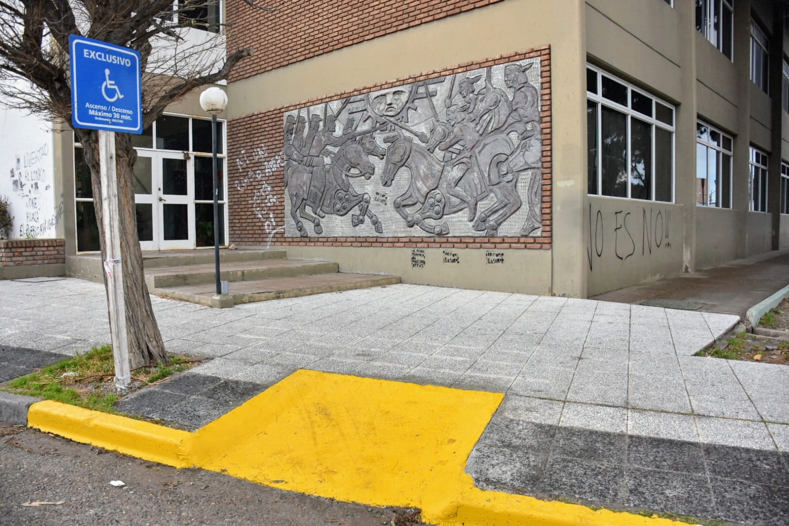 El Municipio de Trelew reacondiciona rampas de acceso en la sede de la Universidad de la Patagonia