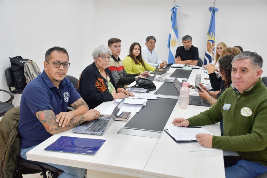 El Gobierno de Santa Cruz recibió a los gremios docentes en paritaria salarial y dio a conocer la realidad provincial