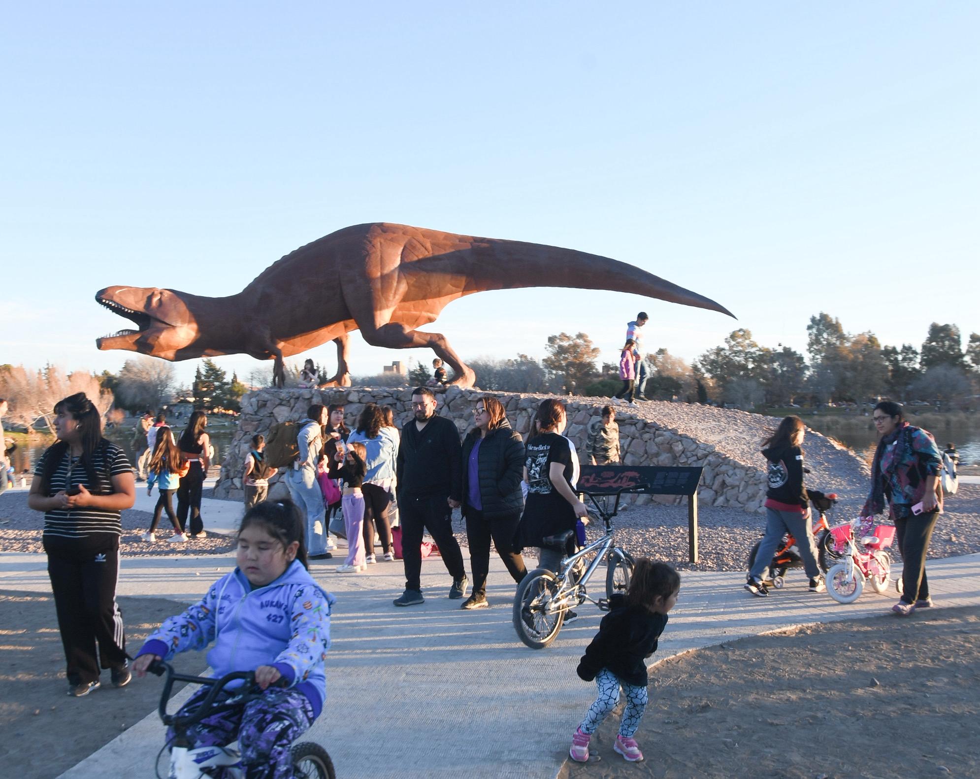 Trelew vivió un “verano en invierno” y cientos de familias disfrutaron de la Reserva Natural Laguna Cacique Chiquichano