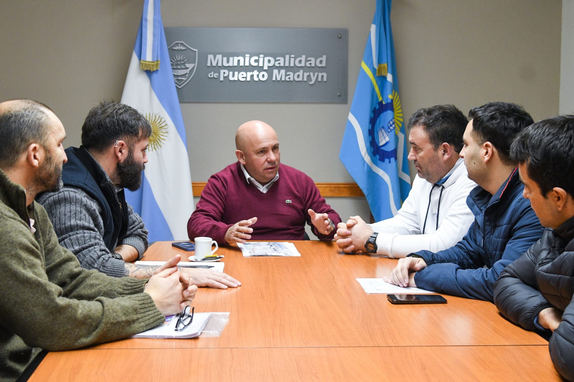 Sastre recibió a las autoridades del Club Náutico para adoquinar su predio