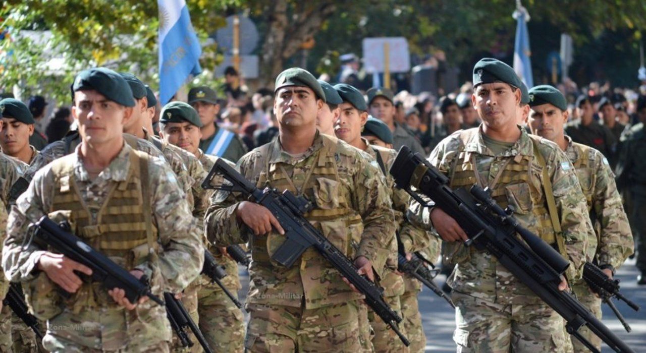 Aprueban el aumento escalonado del 7,5 por ciento en los salarios de las Fuerzas Armadas