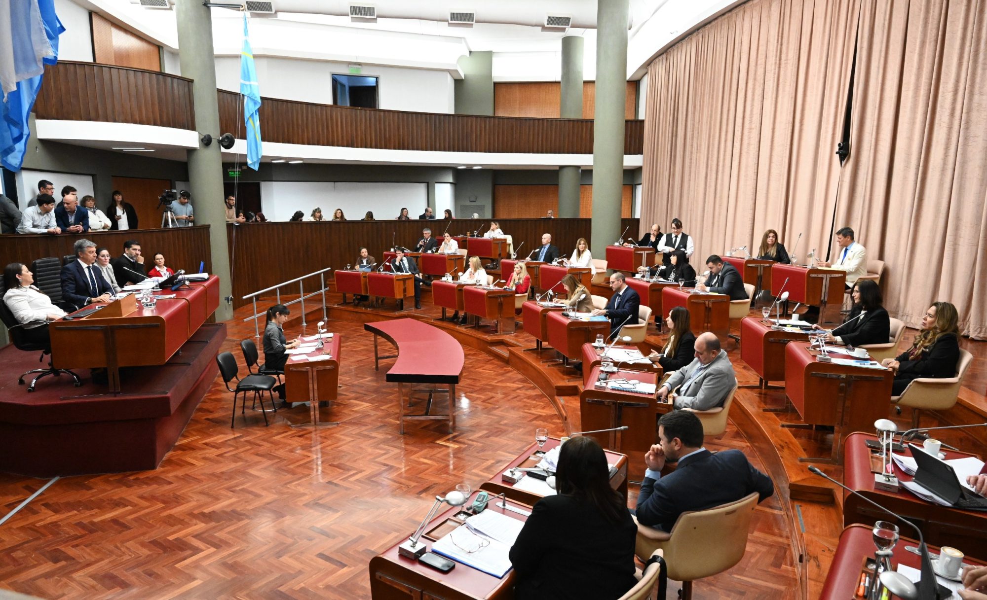 La Legislatura aprobó los convenios para ejecutar obras en las Rutas Nacionales N° 3 y 40 y, a la vez, desendeudar a la Provincia